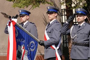 Poczet sztandarowy policji podczas uroczystości