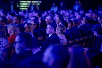 Ujęcie z boku, uczestnicy siedzą na widowni wśród nich prezydent michał urgoł