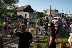 Ludzie obserwują pokaz strażaków.
