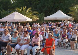 Zadowolona publiczność siedząca przed sceną