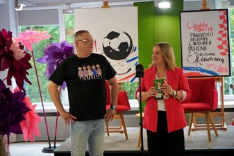 Jakub Kubielas i Marzena Kuta w bibliotece