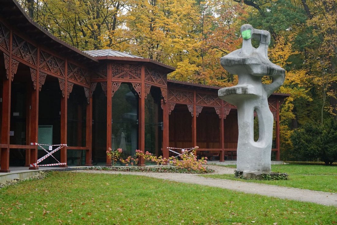 rzeźba w parku zdrojowym i inhalatorium