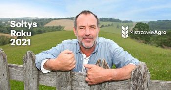 mężczyzna stojący na ten wiejskiego krajobrazu + napisa Sołtys Roku 2021