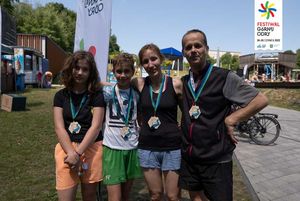 Uczestnicy rajdu rowerowego na OWN odbierają medale.