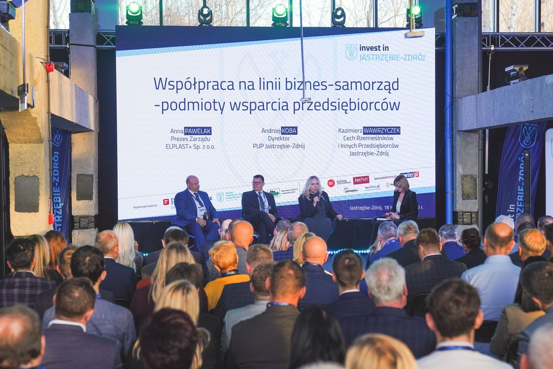 paneliści podczas dyskusji na scenie