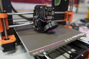 Eksponat na stoisku - pracująca drukarka 3D.