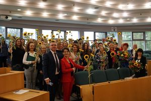 Wyróżnieni nauczyciele na Sali Rady  Miasta