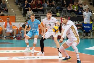 Zawodnicy przyjmują serwis.