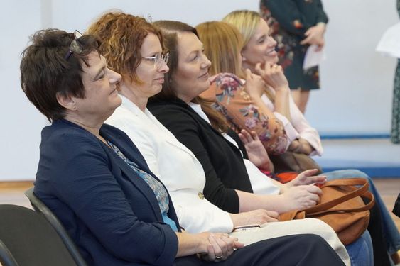 Kobiety oglądające przedstawienie