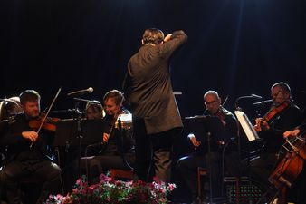 Śląska Orkiestra Kameralna pod dyrekcją Adama Wesołowskiego podczas wykonania bolero
