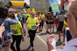 Uczestniczki VIII Jastrzębskiego Biegu Kobiet otrzymują medale.