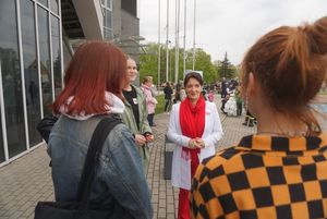 Zdjęcie przedstawia marsz w Dniu Flagi.