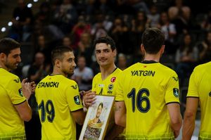 Yacine Louati odbiera pamiątkę za grę w naszej drużynie.