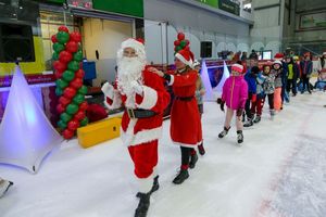 Mikołaj na lodowisku.