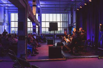 Grupa osób grająca występ