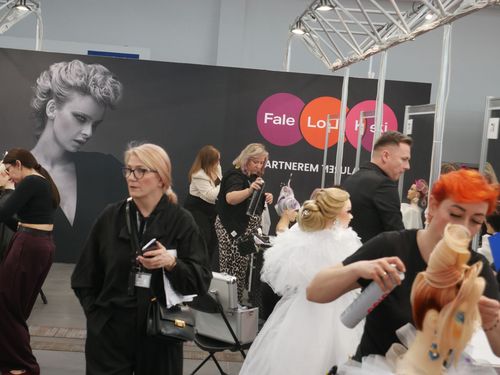 Widok na zawodników konkursu, w tle nasza reprezentantka