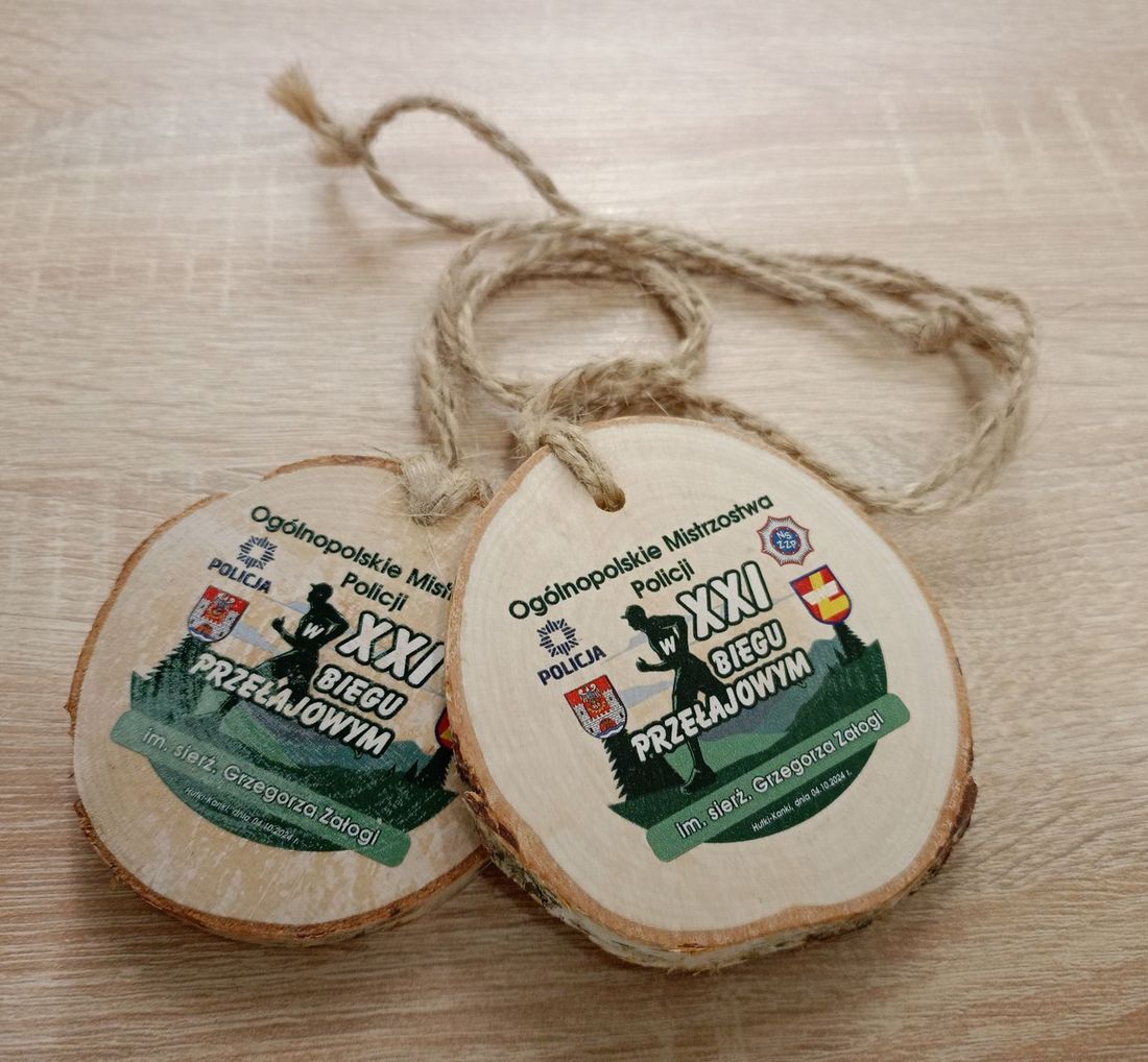 Zdjęcie przedstawia odznaczenia związane z biegiem.