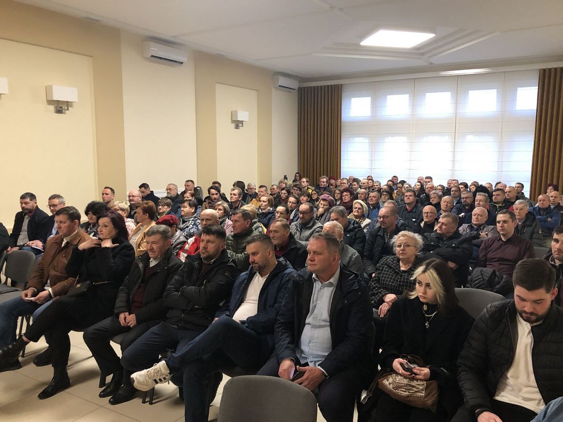 Ludzie podczas wyborów