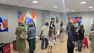 Uczestnicy wernisażu Alicji Kozik oglądający wystawę