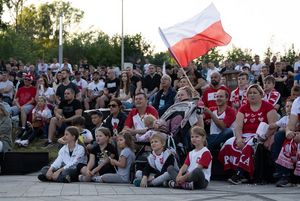 Kibice oglądają mecz.