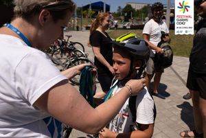 Uczestnicy rajdu rowerowego na OWN odbierają medale.