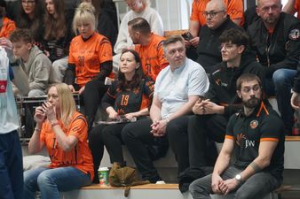 Publiczność na widowni patrząca w lewą stronę, prawdopodobnie na zagrywkę drużyny Jastrzębia