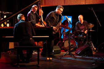 Grupa mężczyzn grających na instrumentach