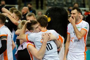 Zawodnicy ściskają się i gratulują sobie wzajemnie.