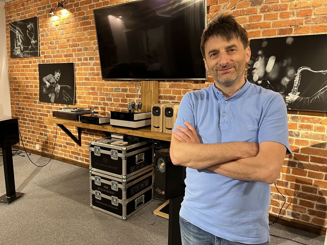 Właściciel studia odsłuchowego na tle urządzeń