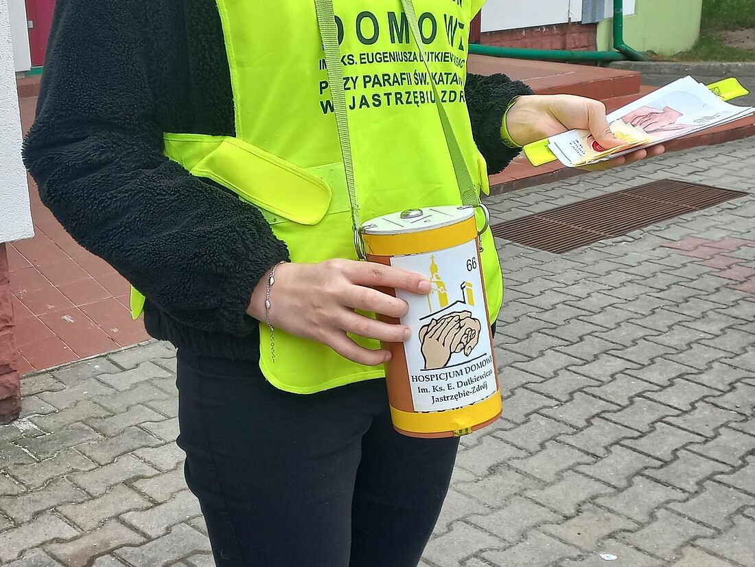 Wolontariusz trzymający puszkę podczas kwesty