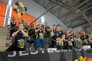 Kibice gości, grupa zorganizowana.