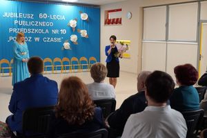 Zdjęcie przedstawia jubileusz 60-lecia przedszkola.