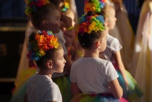 dzieci przebrane za kwiaty na scenie