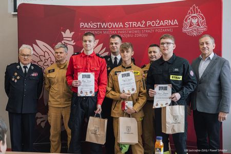 Pamiątkowe zdjęcie zaproszony gości z laureatami trzeciej grupy konkursu