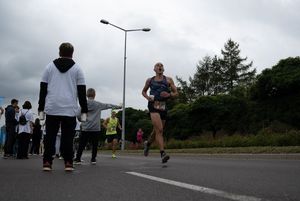 Zdjęcie przedstawia biegnącego zawodnika biegu głównego.