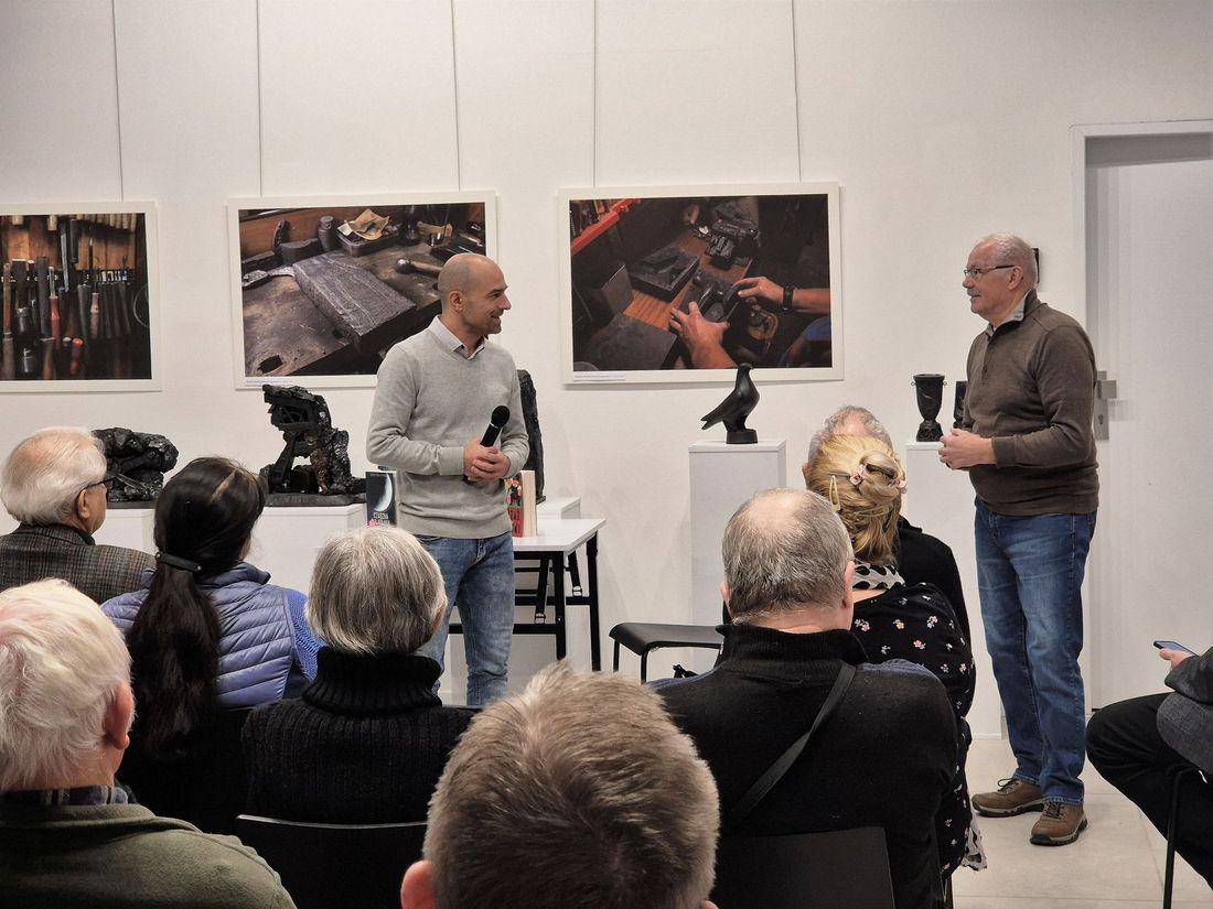 Prelegent podczas rozmowy z uczestnikiem spotkania