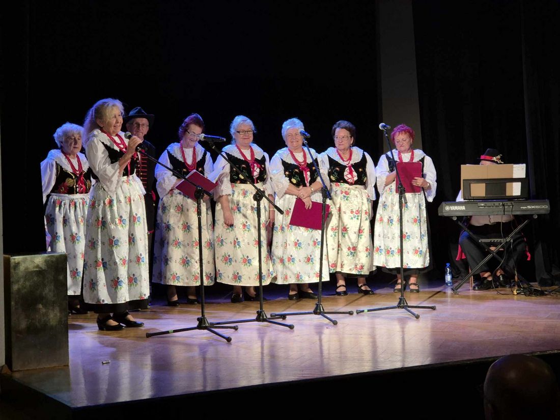 Zdjęcie przedstawia zespół "Jaszczymbioki" na scenie.