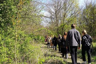 Ludzie widzuany od tyłu wchodzący na teren "Strefy Centrum"