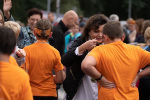 Zdjęcie przedstawia dekorację młodych zawodników.