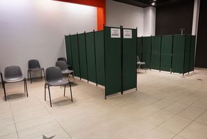 Wnętrze punktu szczepień: poczekalnia