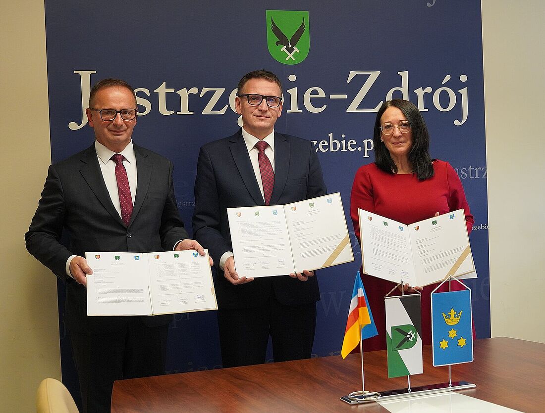 Prezydent Miasta Jastrzębie-Zdrój Michał Urgoł, Prezydent Miasta Żory Waldemar Socha oraz Wójt Pawłowic Joanna Śmieja z listami intencyjnymi