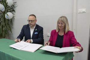 Adam Gorol oraz Elżbieta Kanak podpisują umowę.