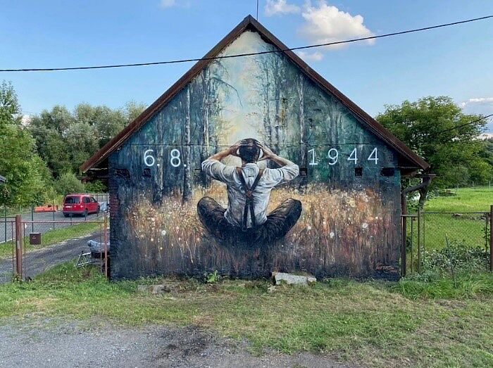 Mural przedstawiający mężczyznę trzymającego się za głowę na tle lasu oraz datę 6.8.1944 r., nawiązujący do Tragedii Żywocickiej