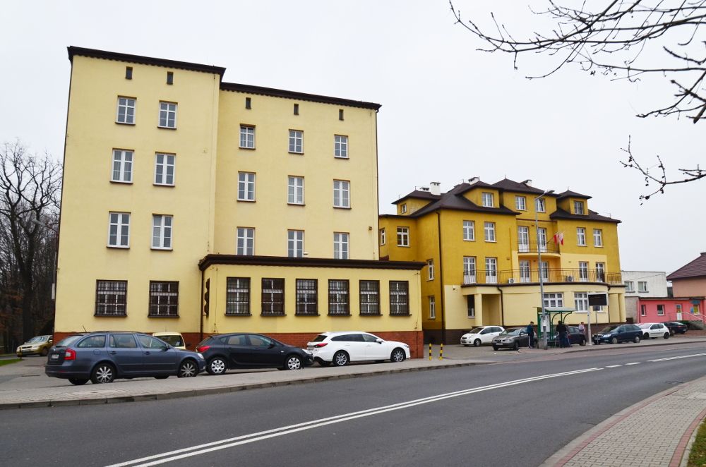 Budynek Urzędu Skarbowego w Jastrzebiu-Zdroju, przed nim zaparkowane samochody i fragment ulicy