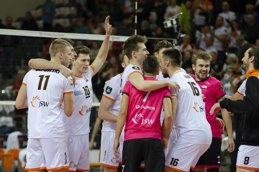 Zawodnicy cieszą się z wygranej w meczu.