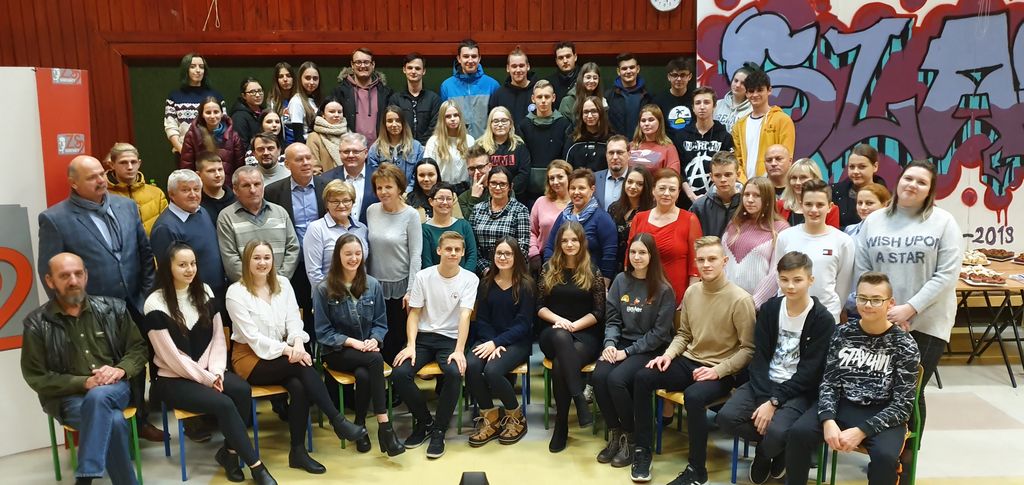 Święta dla wszystkich Młodzież z Zespołu Szkół nr 2 i zaproszeni goście