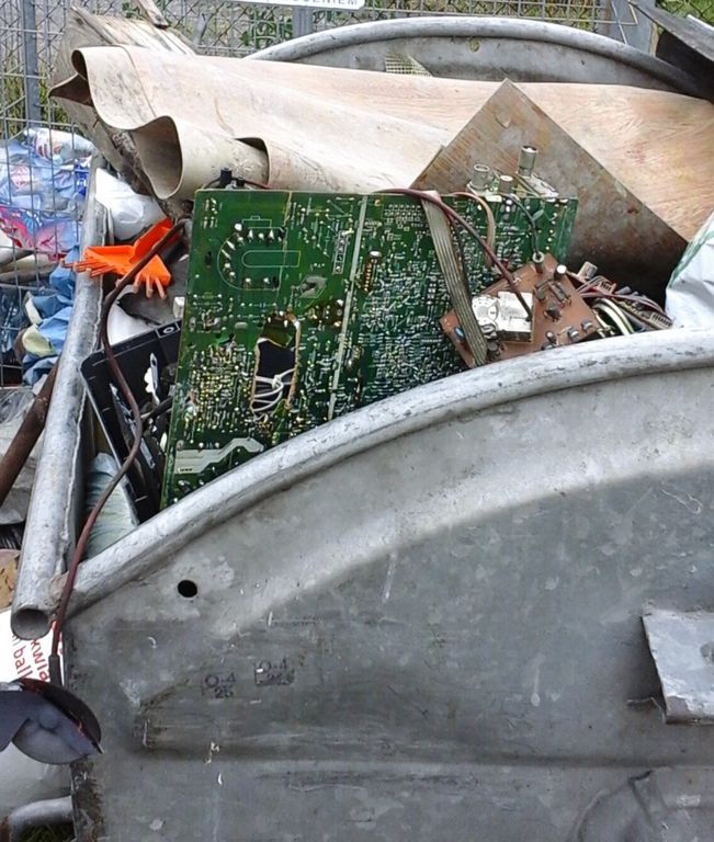 Czesci komputerowe w pojemniku na odpady zmieszane