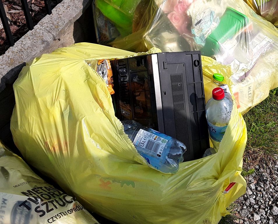 Radio w zoltym worku