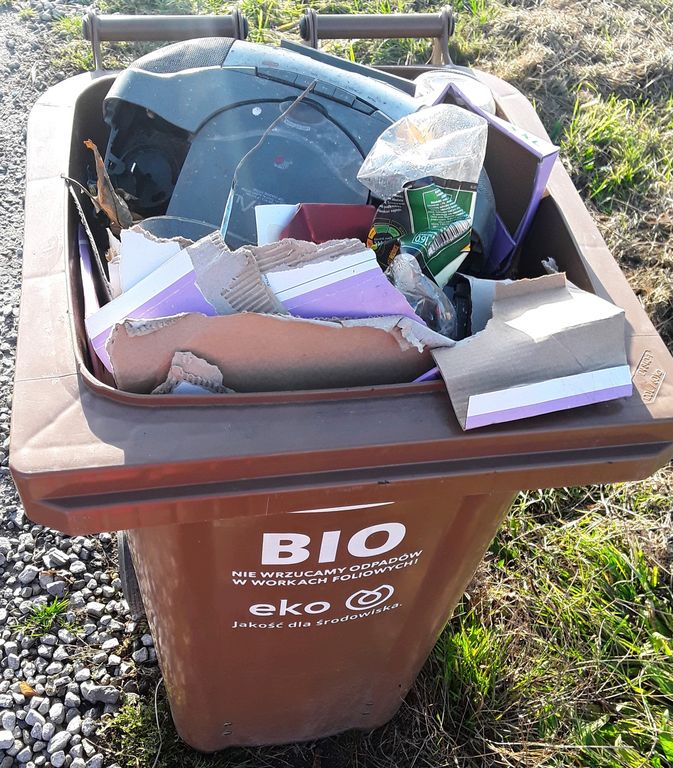 Radiomagnetofon w pojemniku na bioodpady