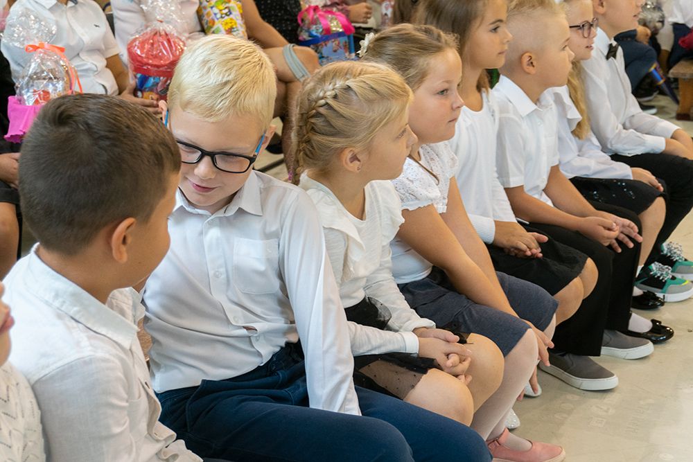 pierwszoklasiści podczas rozpoczęcia roku szkolnego
